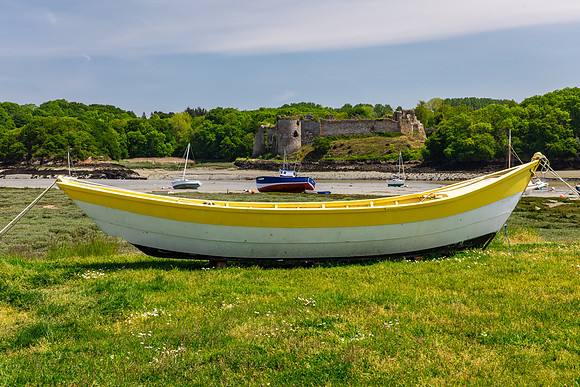 Boat and Chateau du Guildo, on the L'Arquenon