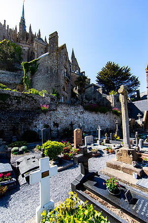 Graveyard, Eglise Saint-Pierre, Mont Saint-Michel