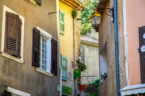 Moustiers